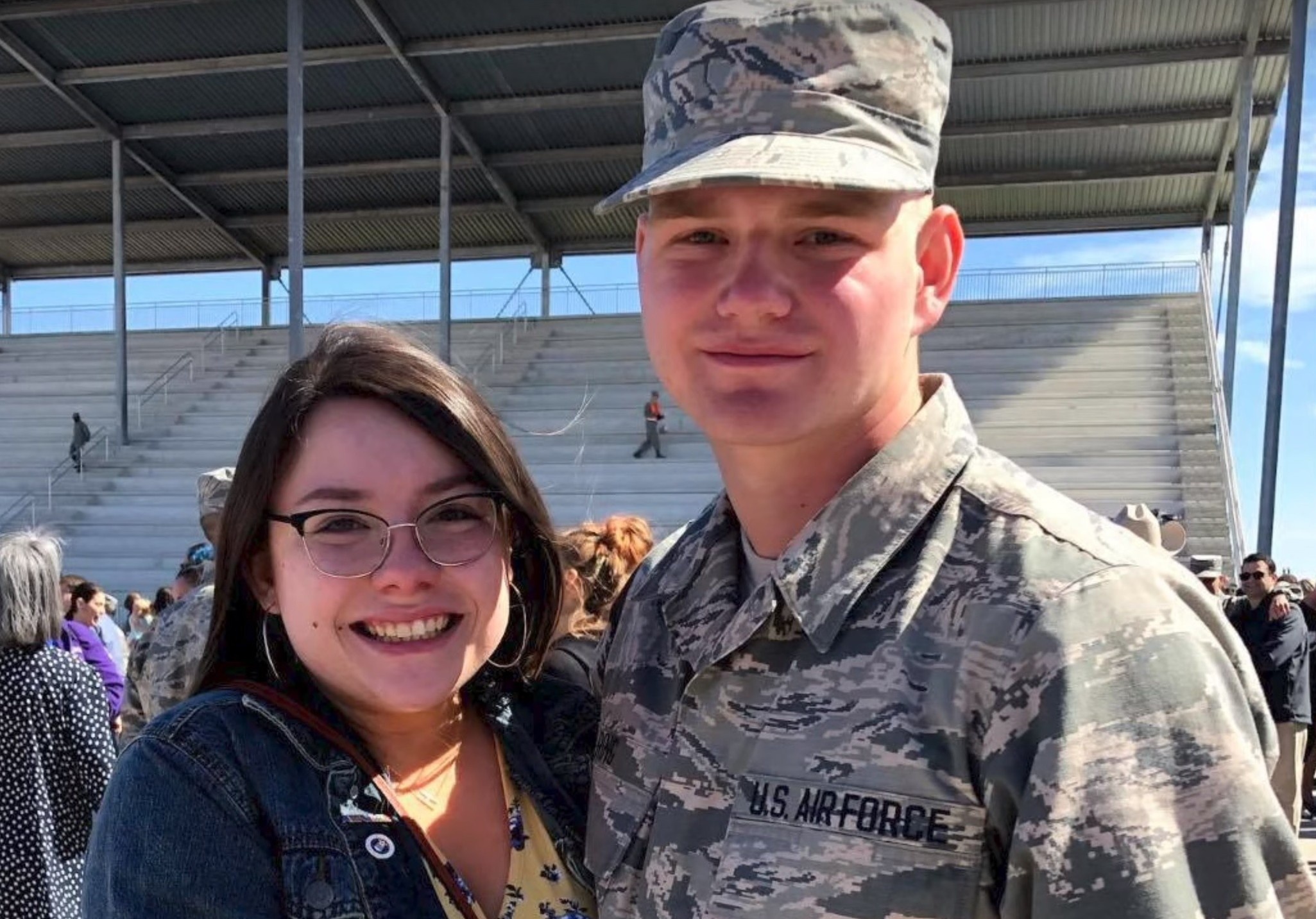 Phi cong gay bat ngo cho ban gai thoi trung hoc vao ngay le tot nghiep hinh anh