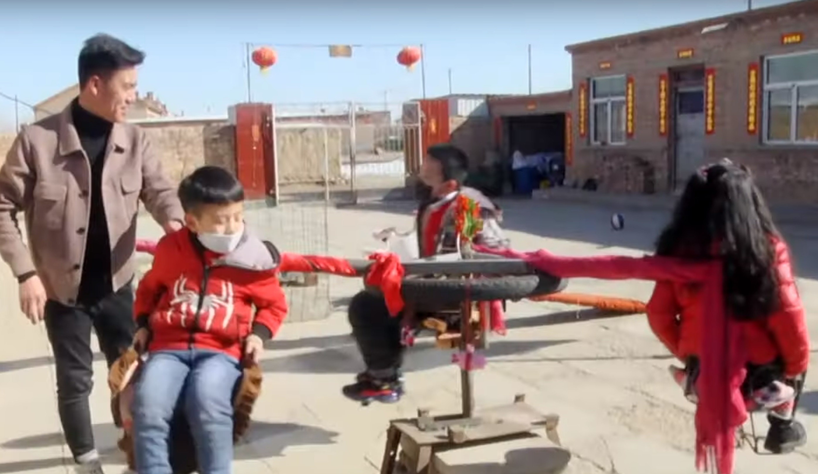 Ong lam du quay tu banh xe, thanh sat cho chau choi o nha tranh dich hinh anh