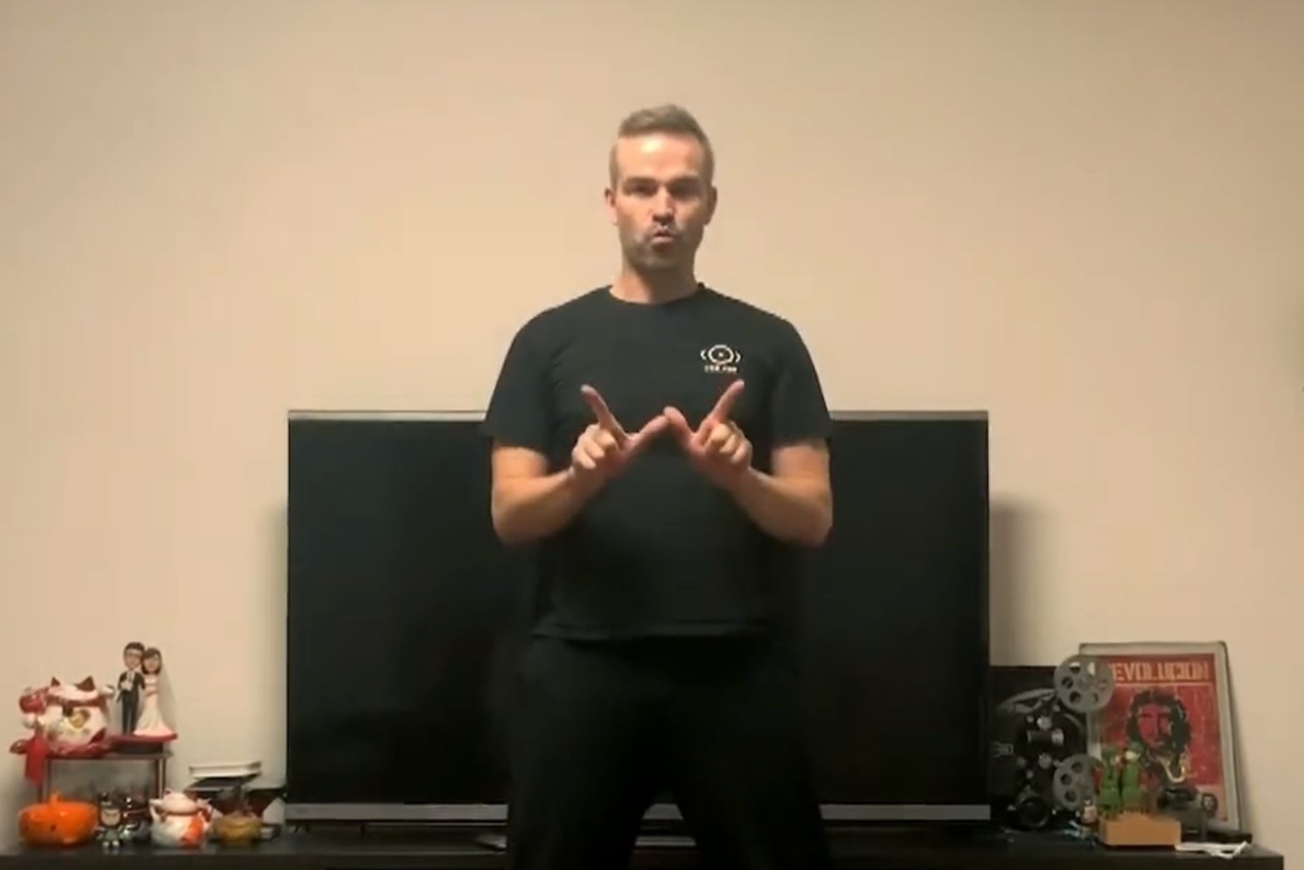 Vu cong nguoi Scotland nhay dieu ‘Vu Han co len’ gay bao tren mang hinh anh