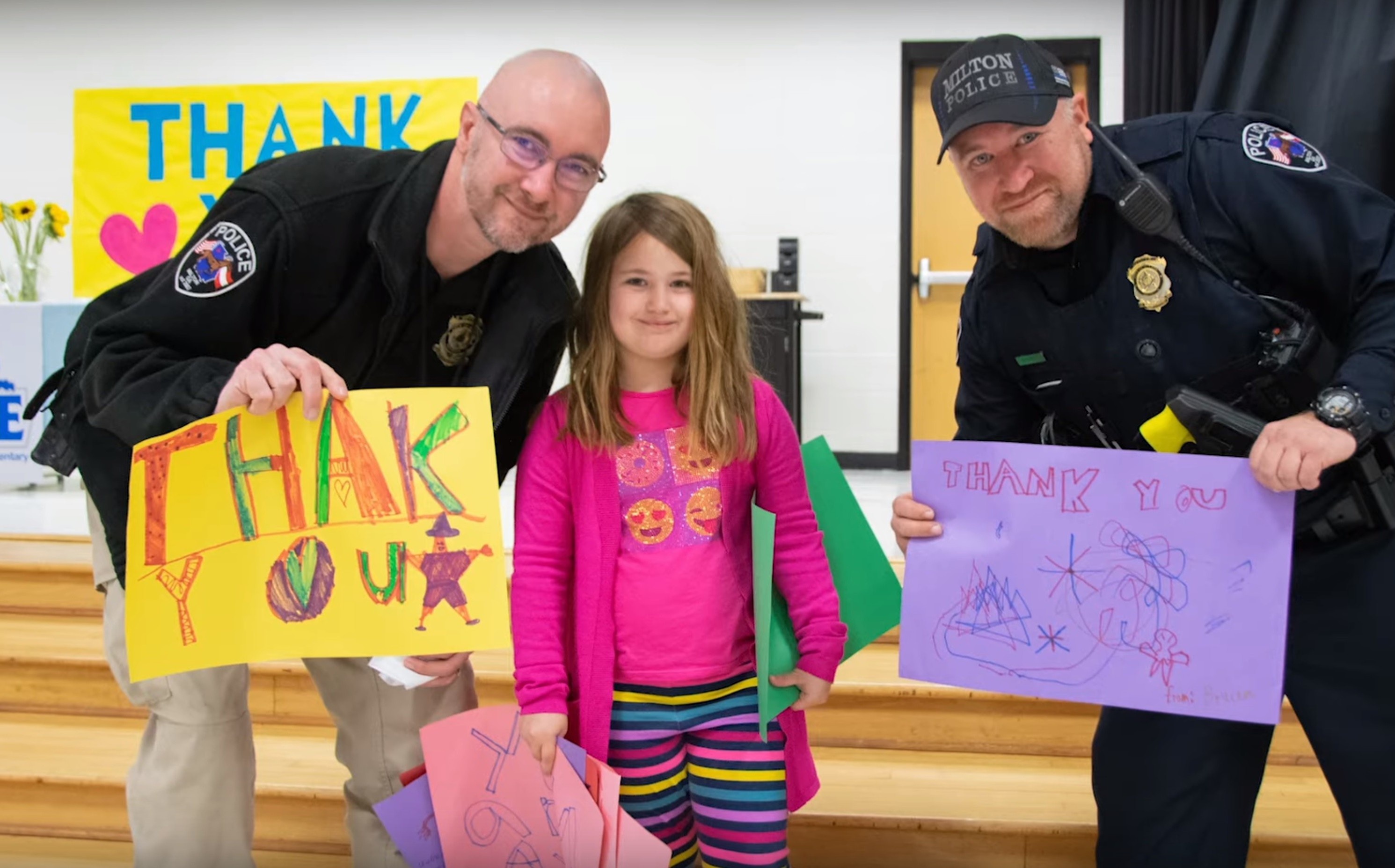 Hoc sinh lam ‘con duong tu te’ tang nhung nguoi hung trong thanh pho hinh anh