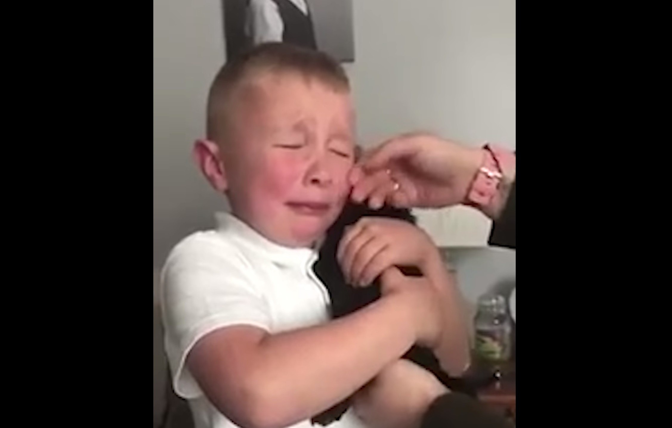 Cau be bi bat nat khoc nuc no khi nhan duoc mon qua bat ngo hinh anh