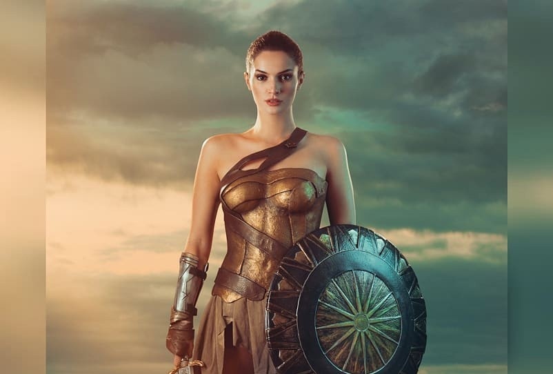 Co gai co tai hoa trang giong het nhan vat that hinh anh