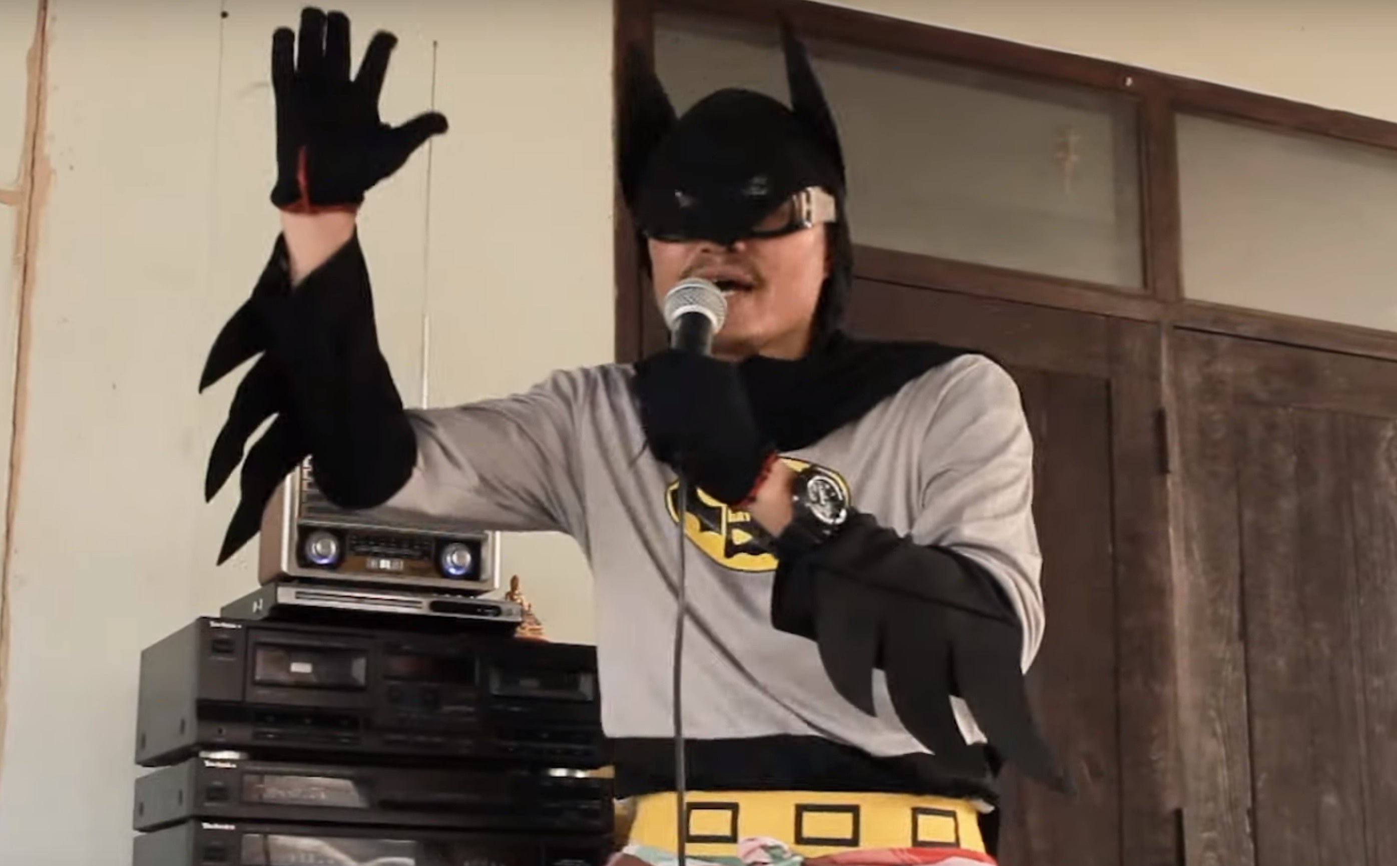 Giao vien Thai cosplay thanh Batman hat co dong chong dich benh hinh anh