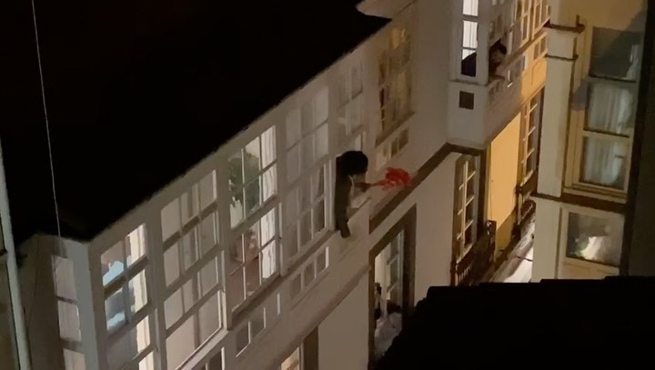 Vi dich benh, cap vo chong Tay Ban Nha phai ket hon tren ban cong hinh anh