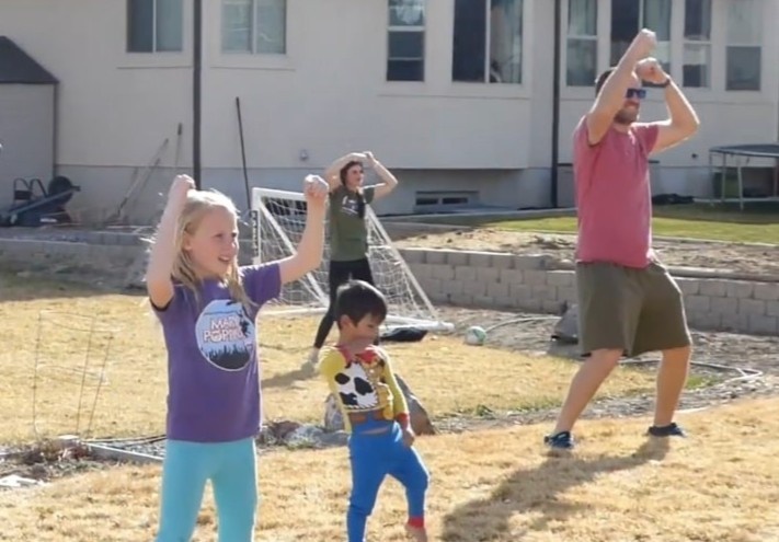 Ca xom to chuc nhay Zumba khi nghi tranh dich hinh anh