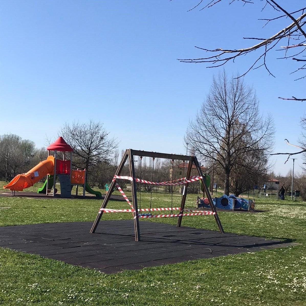 Nguoi dan tren the gioi vat lon de thich nghi voi lenh cach ly xa hoi anh 3