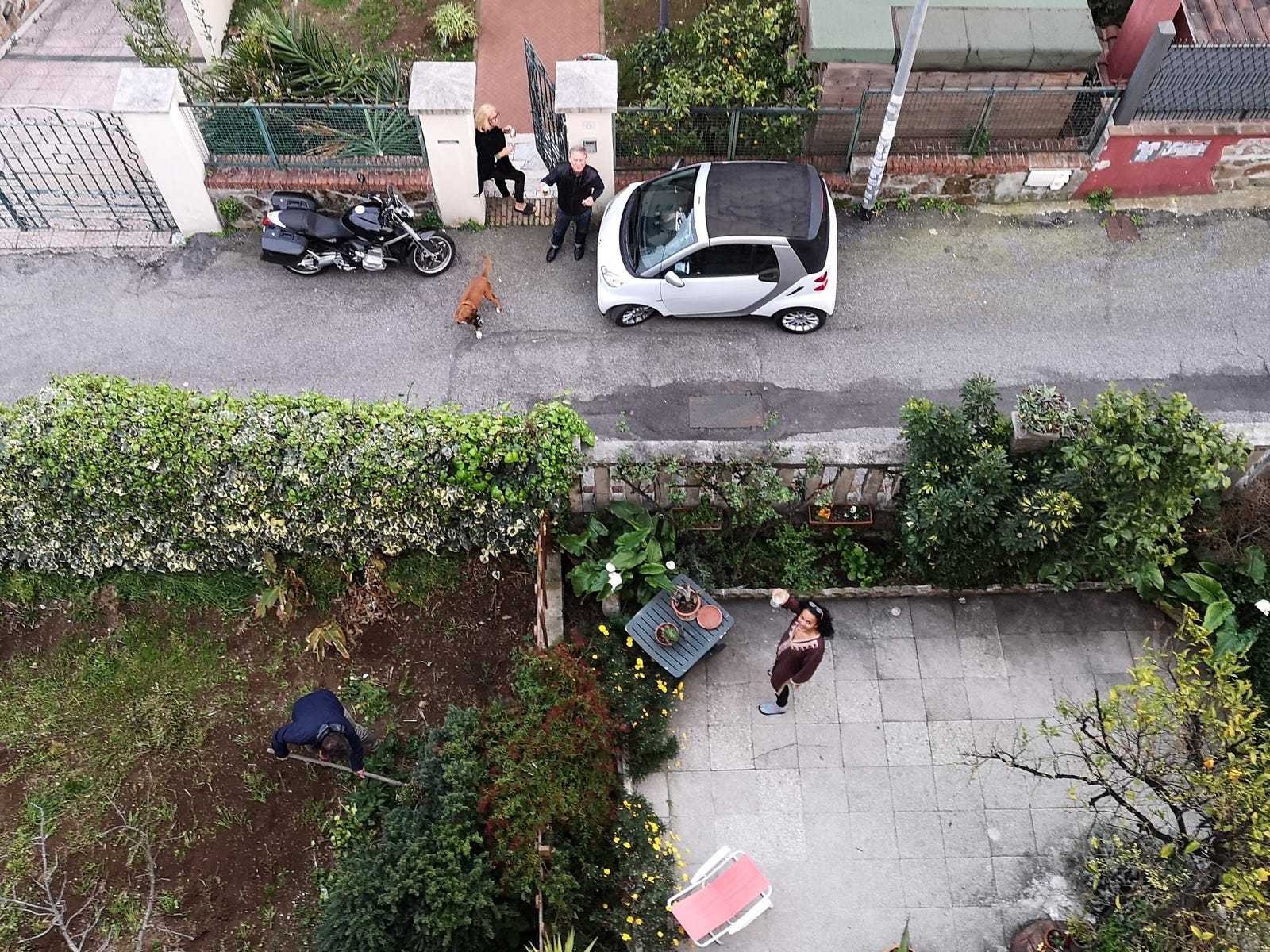 Nguoi dan tren the gioi vat lon de thich nghi voi lenh cach ly xa hoi anh 4