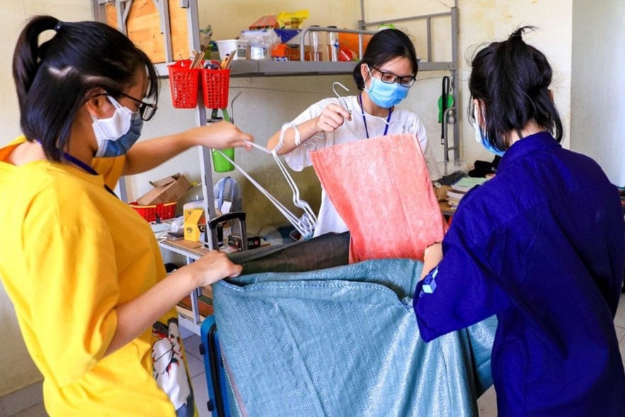 Ngay don dep cuoi cung cua tinh nguyen vien tai KTX DHQG TP.HCM hinh anh