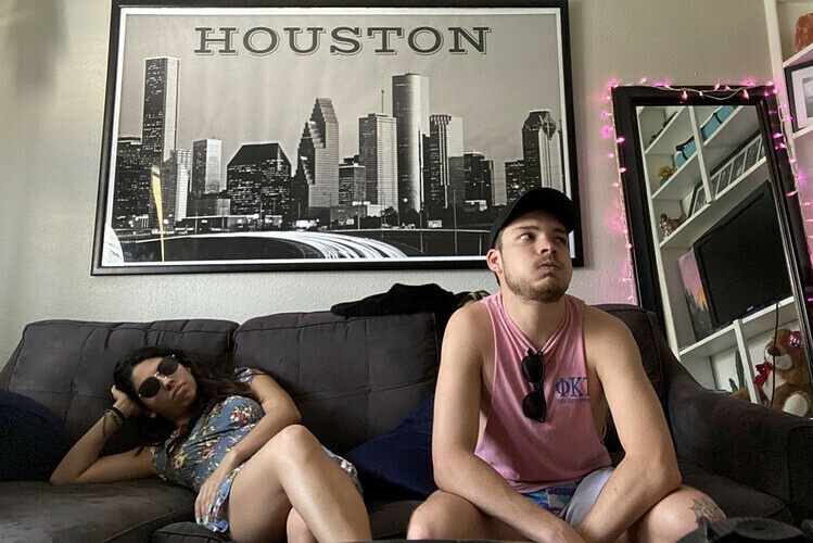 Phai o chung nha, ngu cung giuong voi nguoi yeu cu do lenh cach ly hinh anh