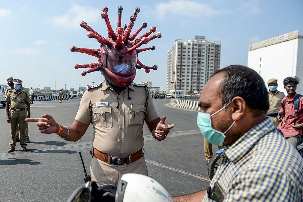 Canh sat An Do doi mu bao hiem hinh virus corona, ngan dan ra duong hinh anh