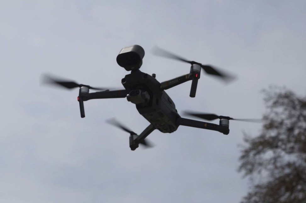 Xu Wales dung drone de canh bao nguoi dan phai cach ly hinh anh