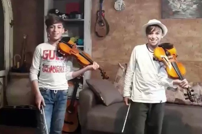 Cap song sinh 12 tuoi choi violin phuc vu dan mang dang o nha cach ly hinh anh
