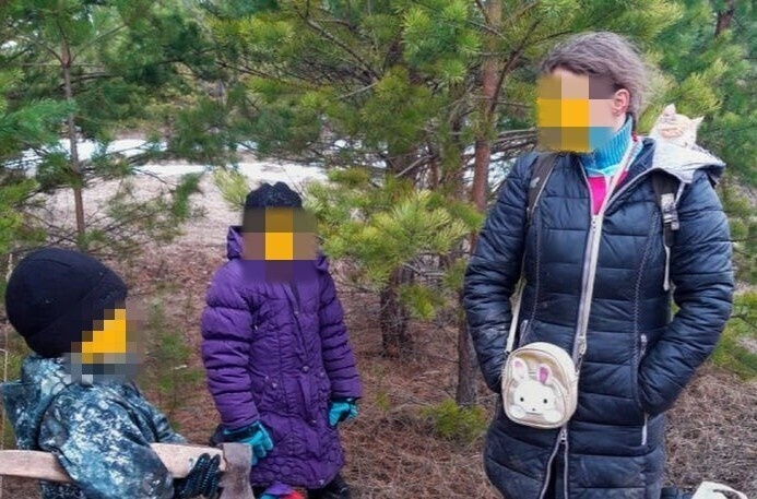 Gia dinh nguoi Nga tron trong rung de khong bi lay nhiem hinh anh