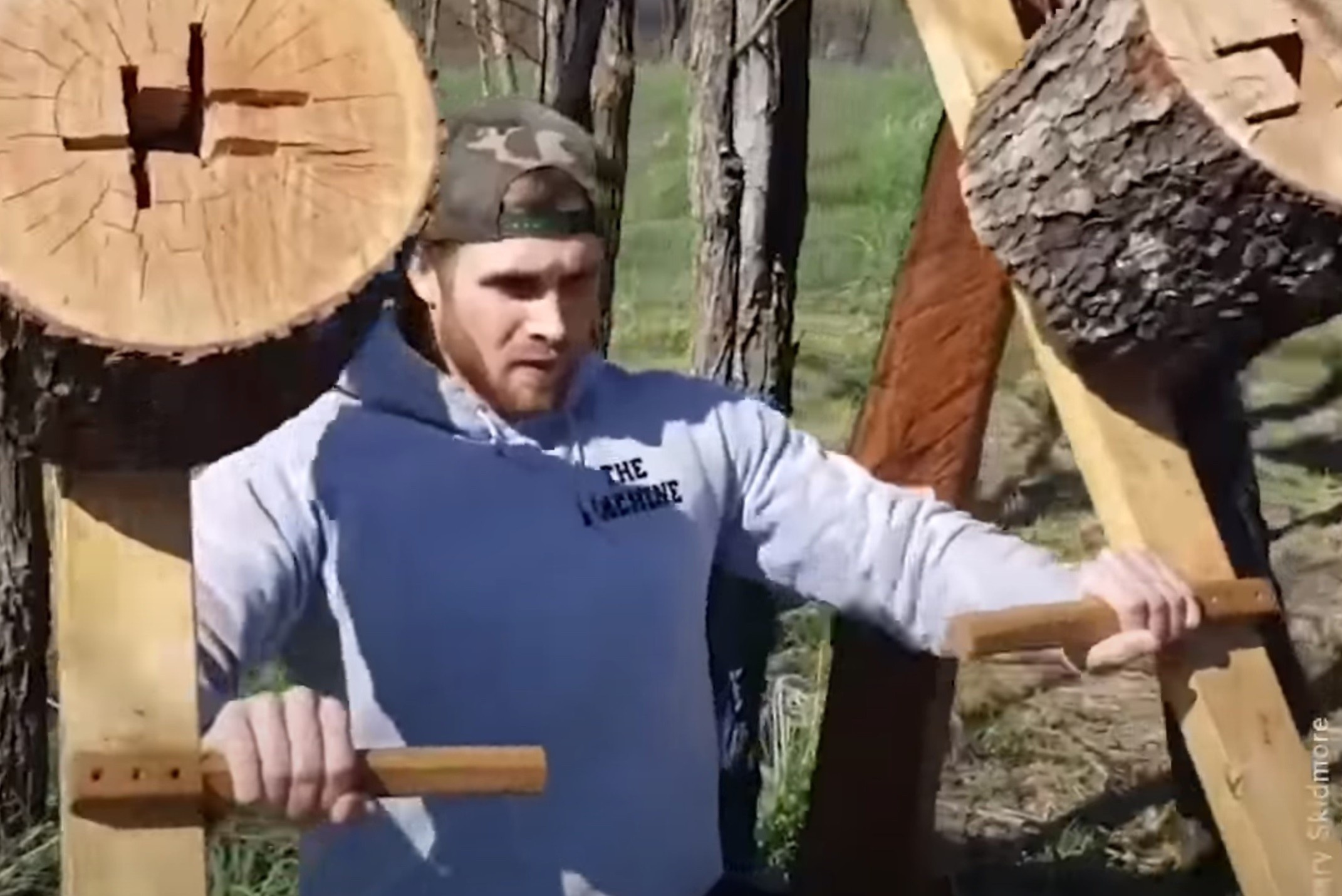 Phong gym dong cua, chang trai tu che may tap the hinh tu go hinh anh