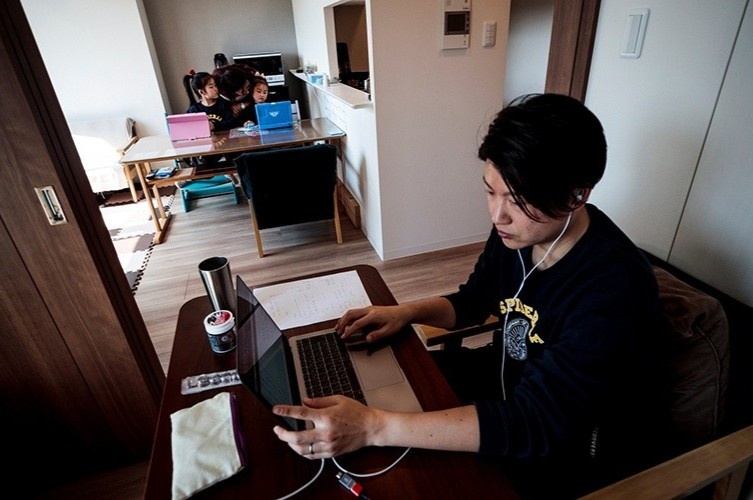 Noi tieng nghien viec, nguoi Nhat lai lo diem yeu vi Covid-19 hinh anh