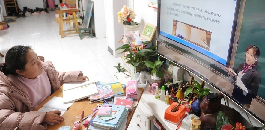 Cha me Trung Quoc yeu cau truong tu tra lai hoc phi vi day truc tuyen anh 2