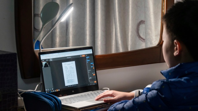 Cha me Trung Quoc yeu cau truong tu tra lai hoc phi vi day truc tuyen anh 1