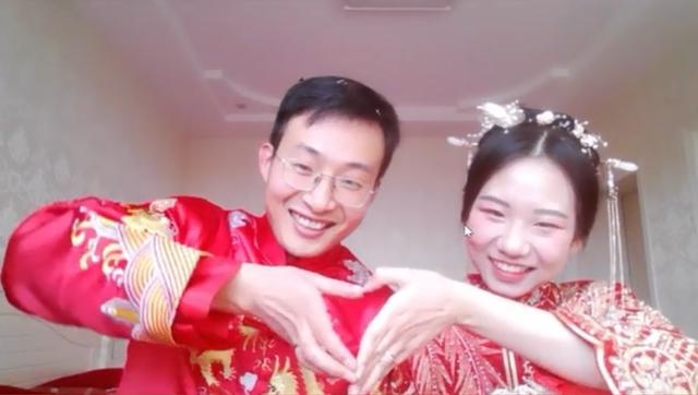 Dam cuoi mua dich, khach moi mac do ngu du tiec hinh anh
