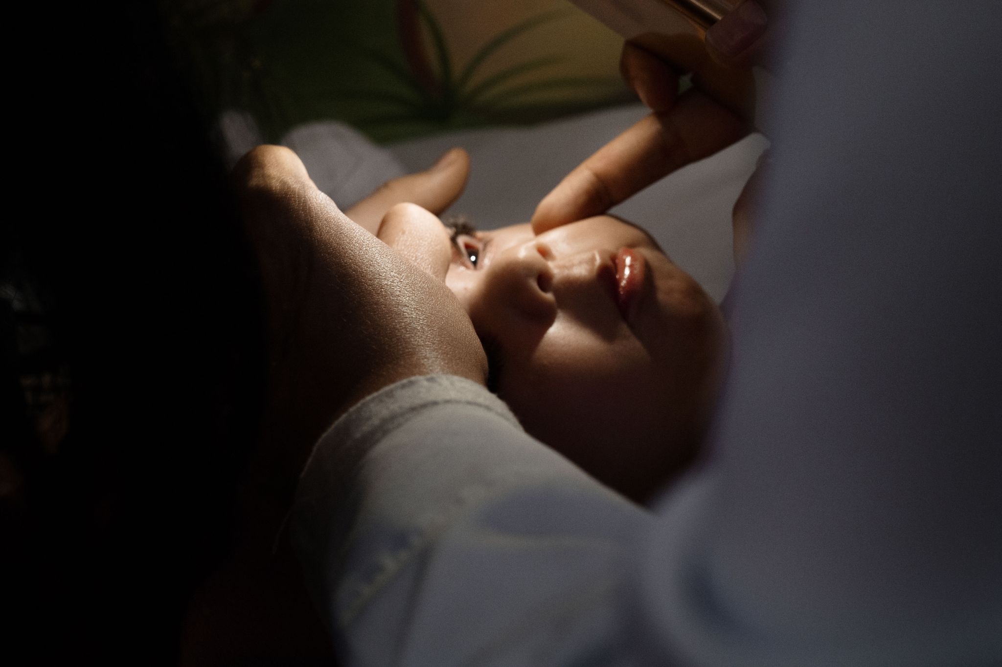 Con chet ngat vi me nghe loi hoi nhom nuoi tre tren mang hinh anh