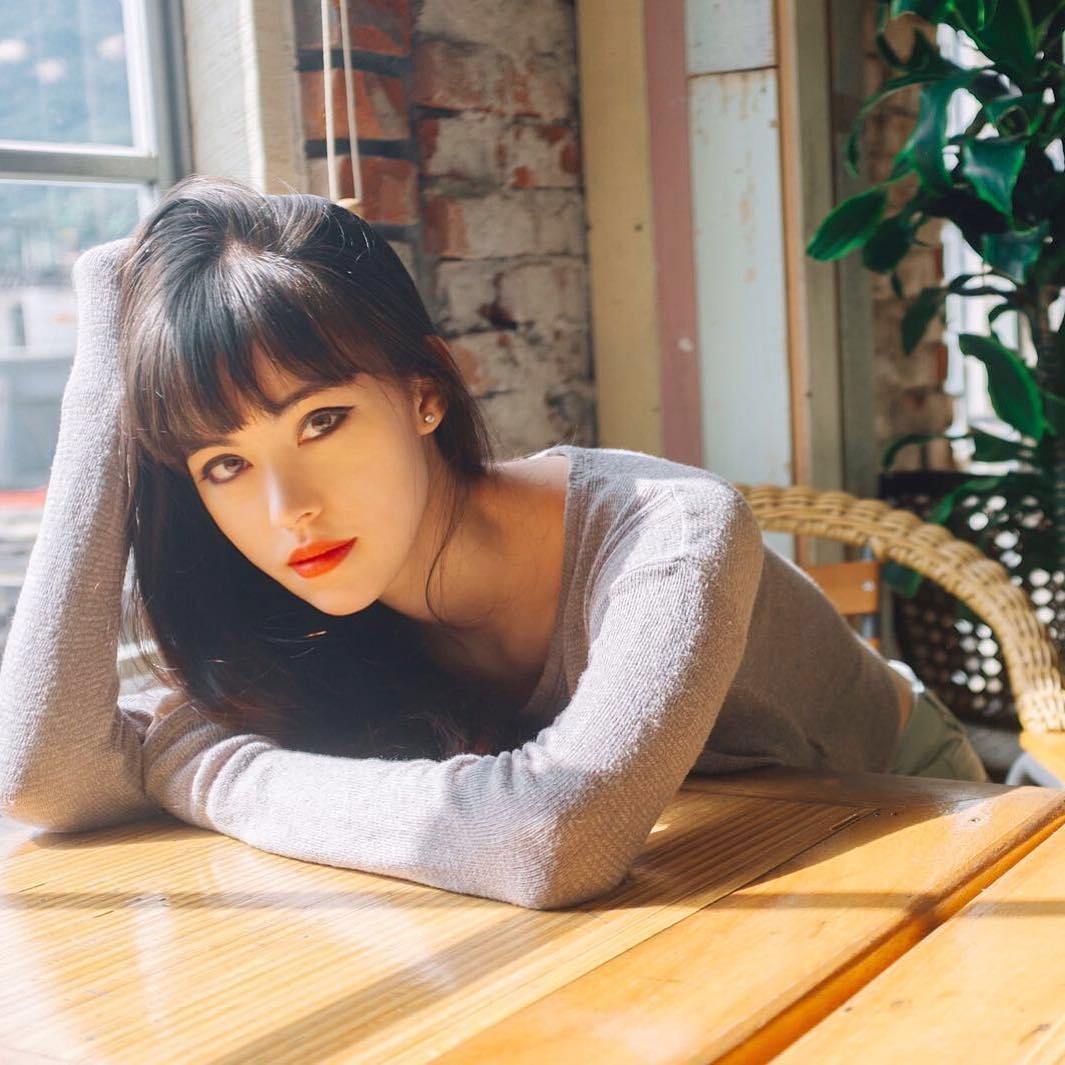 Nhan sac hack tuoi cua blogger lai 3 dong mau anh 11