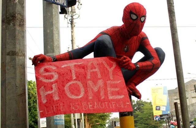 sieu anh hung tham gia vao cuoc chien day lui dich benh o Indonesia anh 1