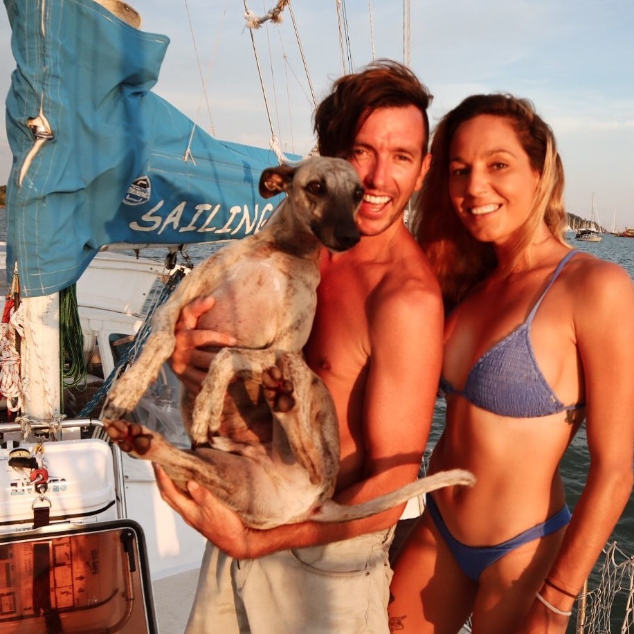 Vo chong phuot khap the gioi 3 nam bang thuyen anh 1