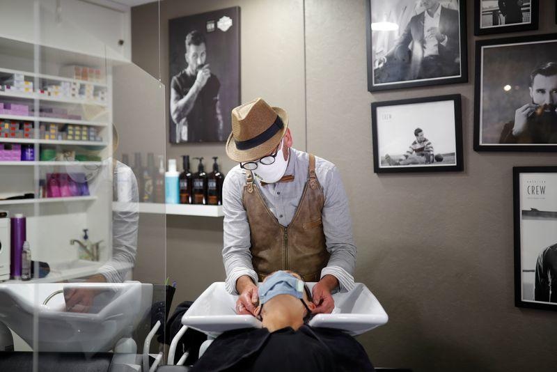 Tiem toc mo cua luc nua dem de don khach sau khi Phap do bo phong toa anh 3