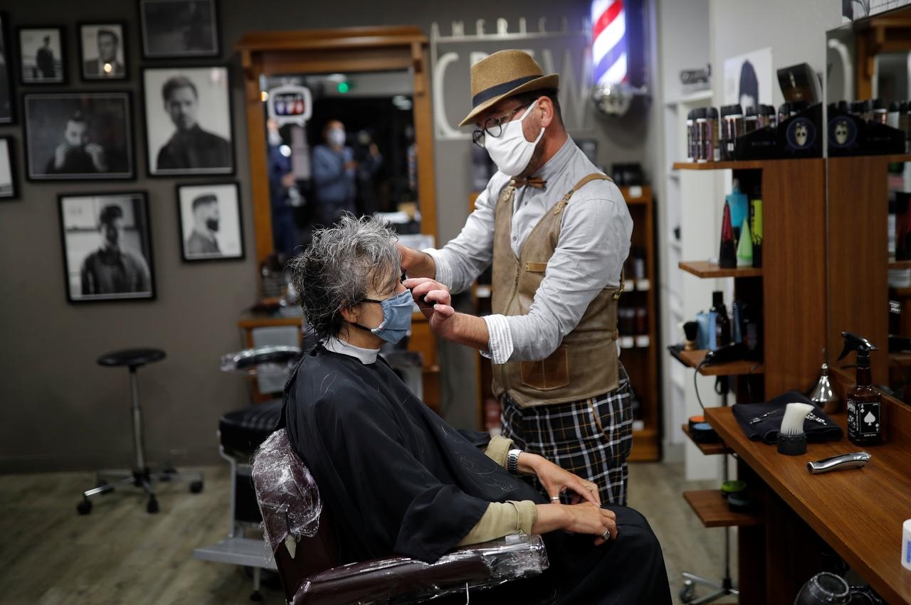 Tiem toc mo cua luc nua dem de don khach sau khi Phap do bo phong toa anh 2