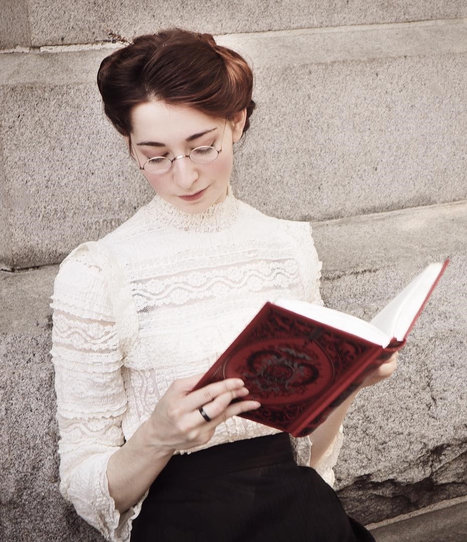 Nữ YouTuber xinh đẹp yêu thích cắt may trang phục thời Trung cổ ảnh 8 Nu YouTuber xinh dep yeu thich cat may trang phuc thoi Trung co anh 8