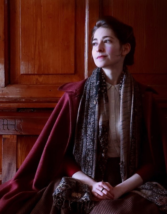 Nữ YouTuber xinh đẹp yêu thích cắt may trang phục thời Trung cổ ảnh 9 Nu YouTuber xinh dep yeu thich cat may trang phuc thoi Trung co anh 9