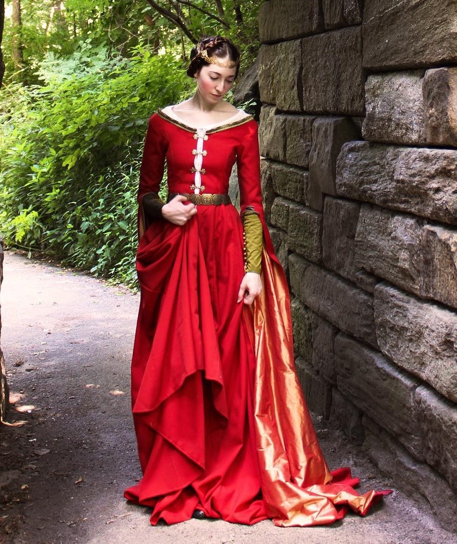 Nữ YouTuber xinh đẹp yêu thích cắt may trang phục thời Trung cổ ảnh 3 Nu YouTuber xinh dep yeu thich cat may trang phuc thoi Trung co anh 3