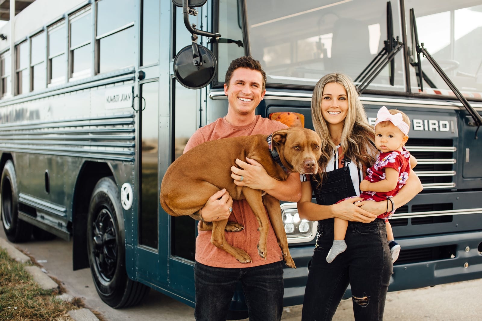 Doi vo chong dua con gai 2 tuoi du lich khap noi bang xe buyt quan doi anh 1