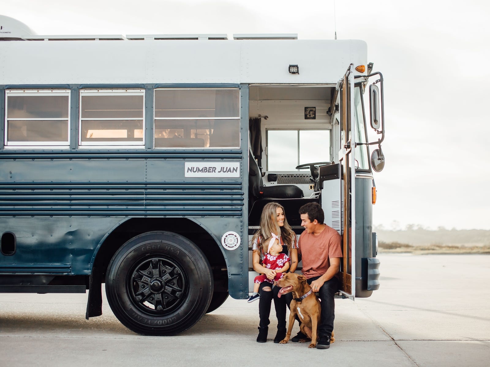 Doi vo chong dua con gai 2 tuoi du lich khap noi bang xe buyt quan doi anh 4