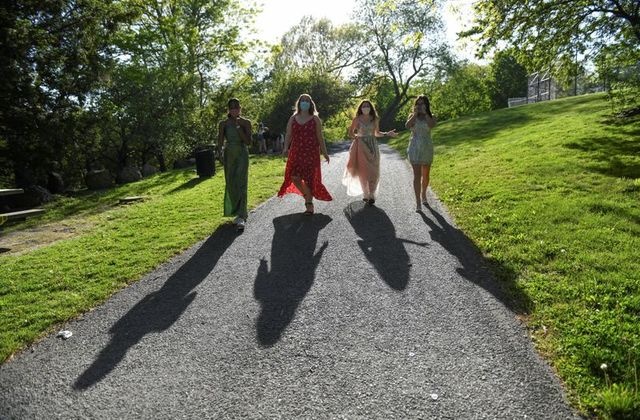 Kế hoạch dạ hội cuối cấp của học sinh Mỹ có nguy cơ phá sản do dịch ảnh 2 Ke hoach da hoi cuoi cap cua hoc sinh My co nguy co pha san do dich anh 2