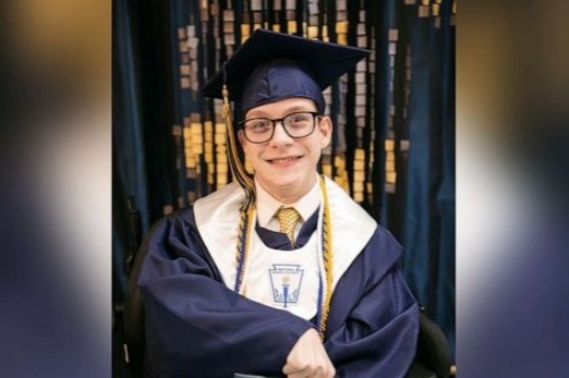 Chang trai bai nao co gang tu di lai trong le tot nghiep cap 3 hinh anh