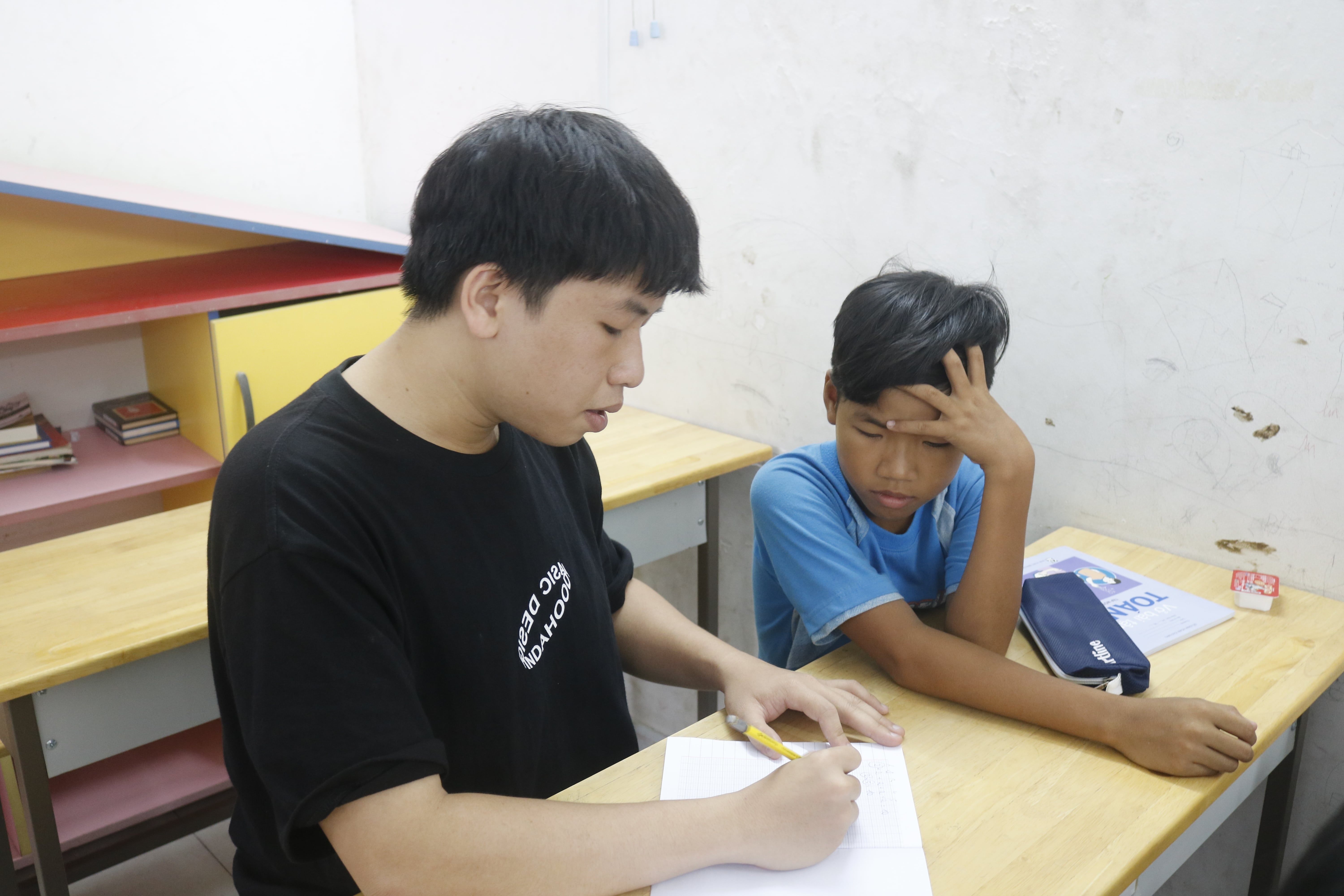 Lop hoc tinh thuong cua thay giao 9X anh 4