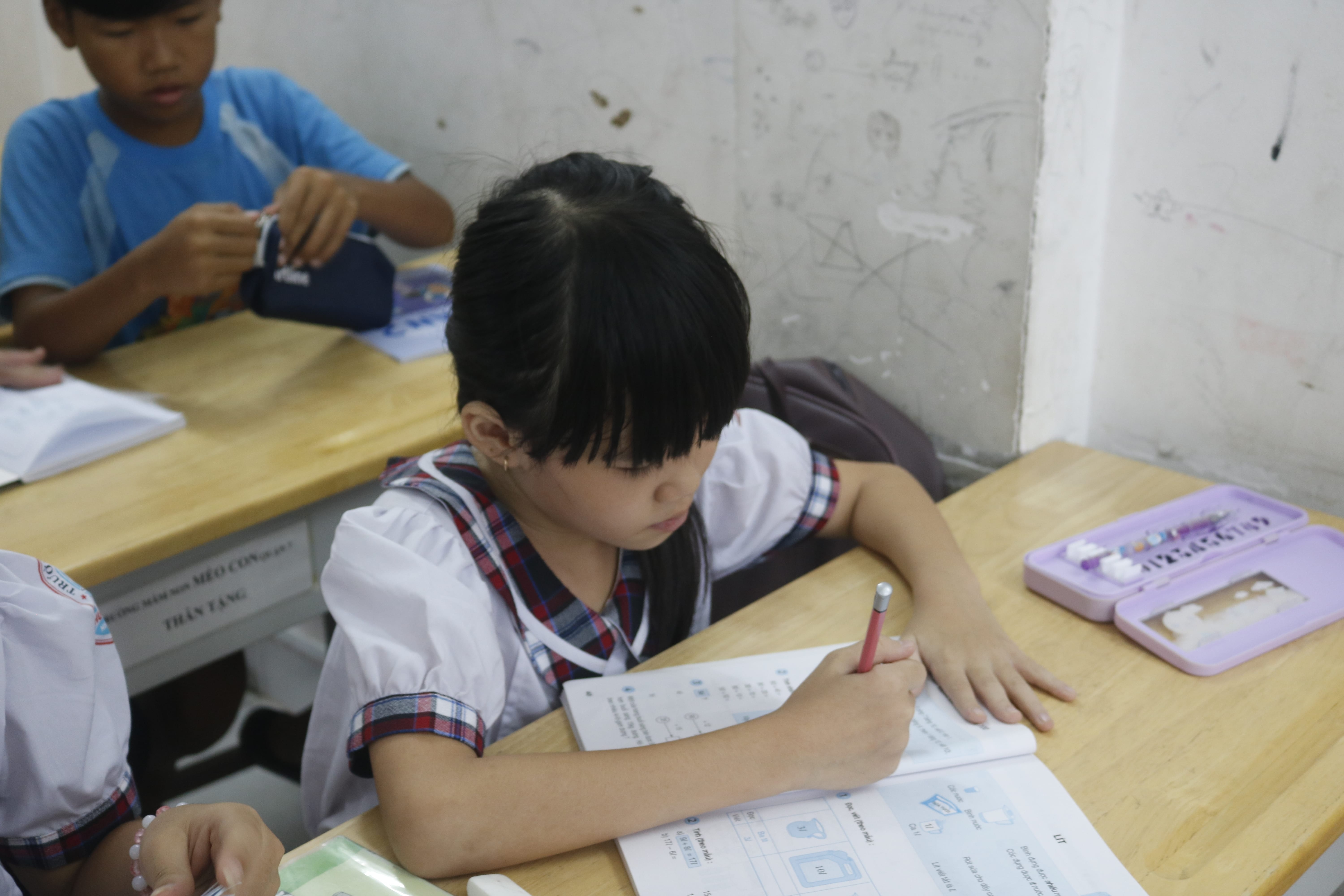 Lop hoc tinh thuong cua thay giao 9X anh 8