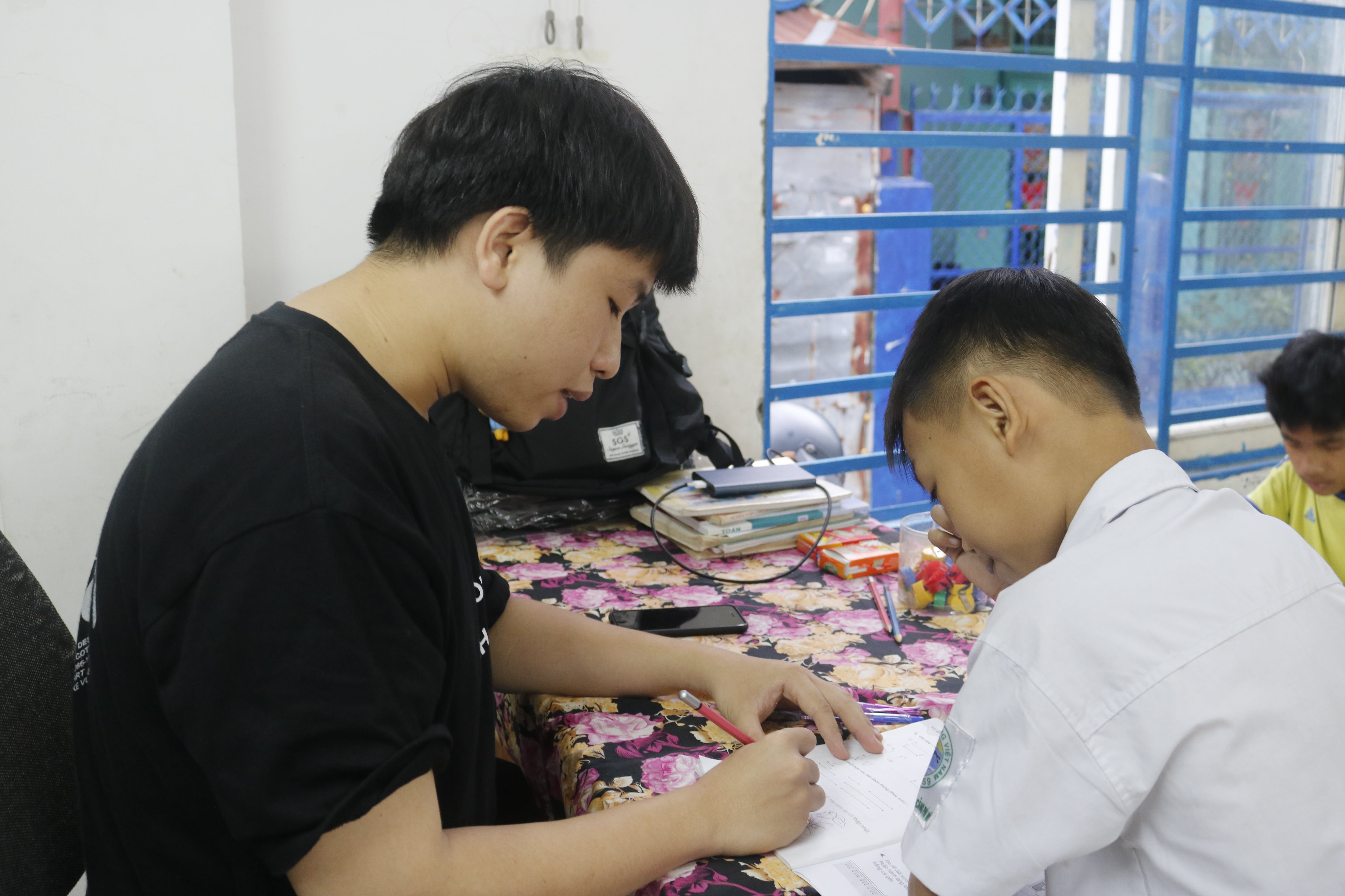 Lop hoc tinh thuong cua thay giao 9X anh 5