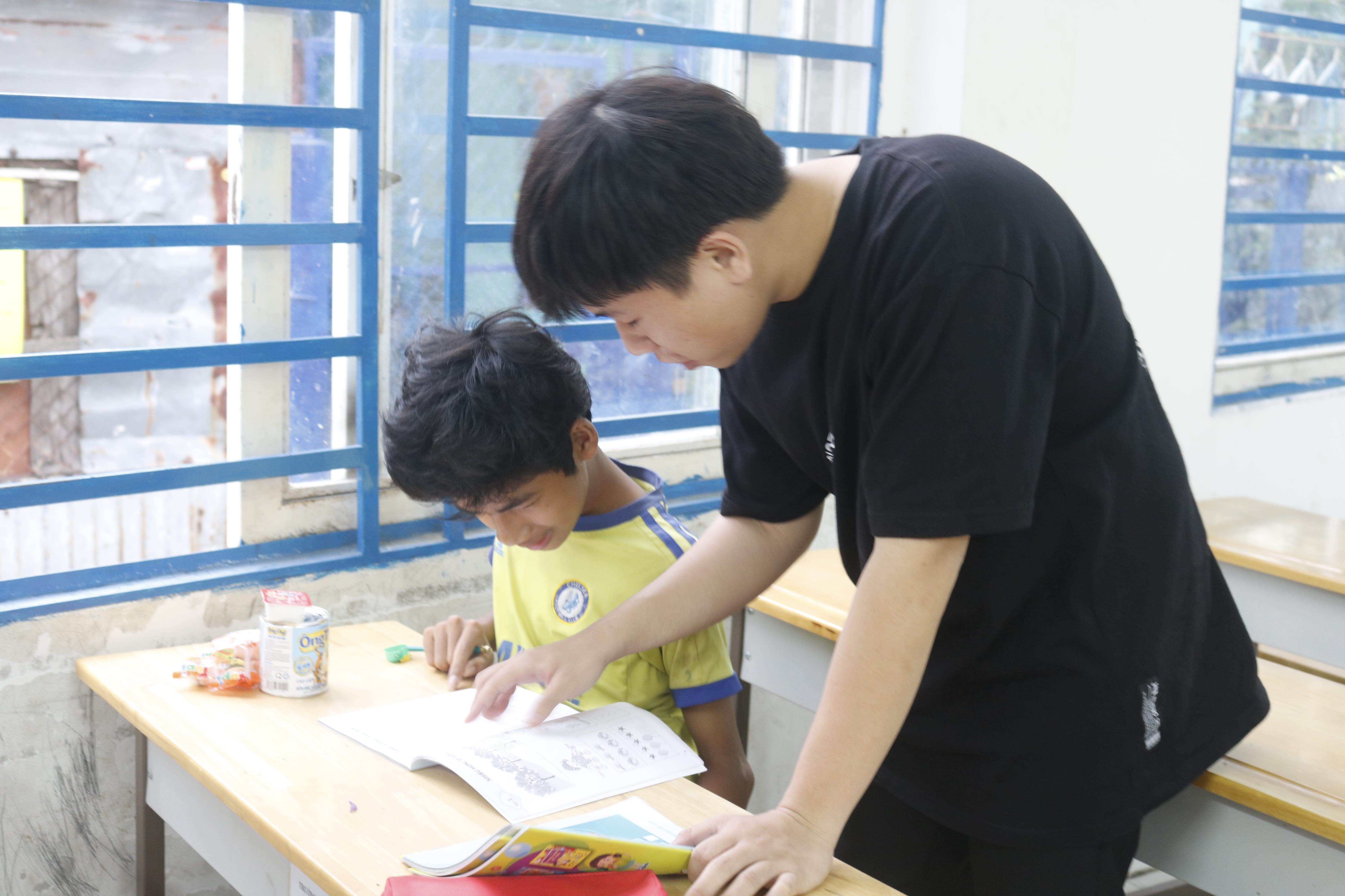 Lop hoc tinh thuong cua thay giao 9X anh 2