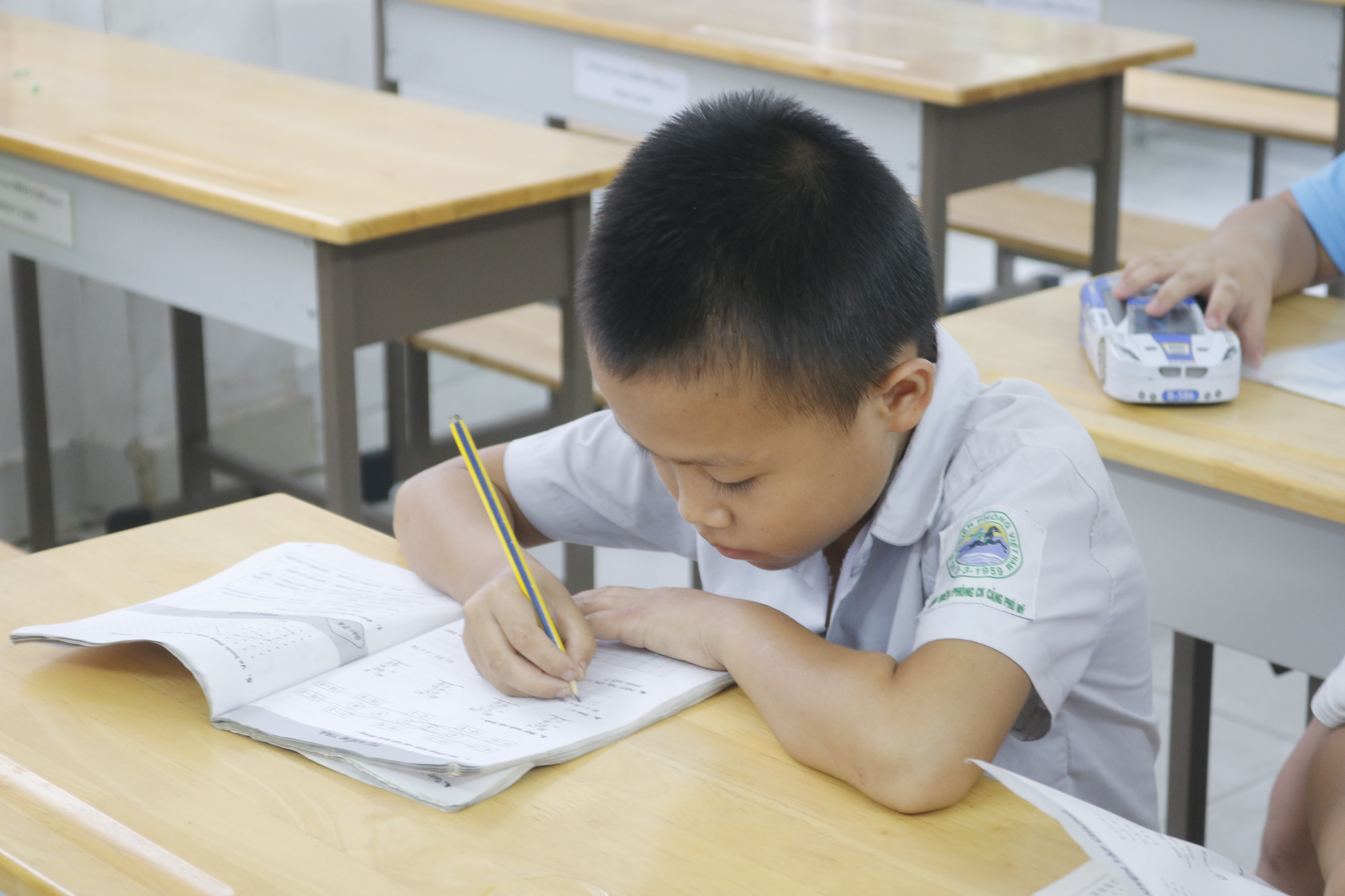 Lop hoc tinh thuong cua thay giao 9X anh 7