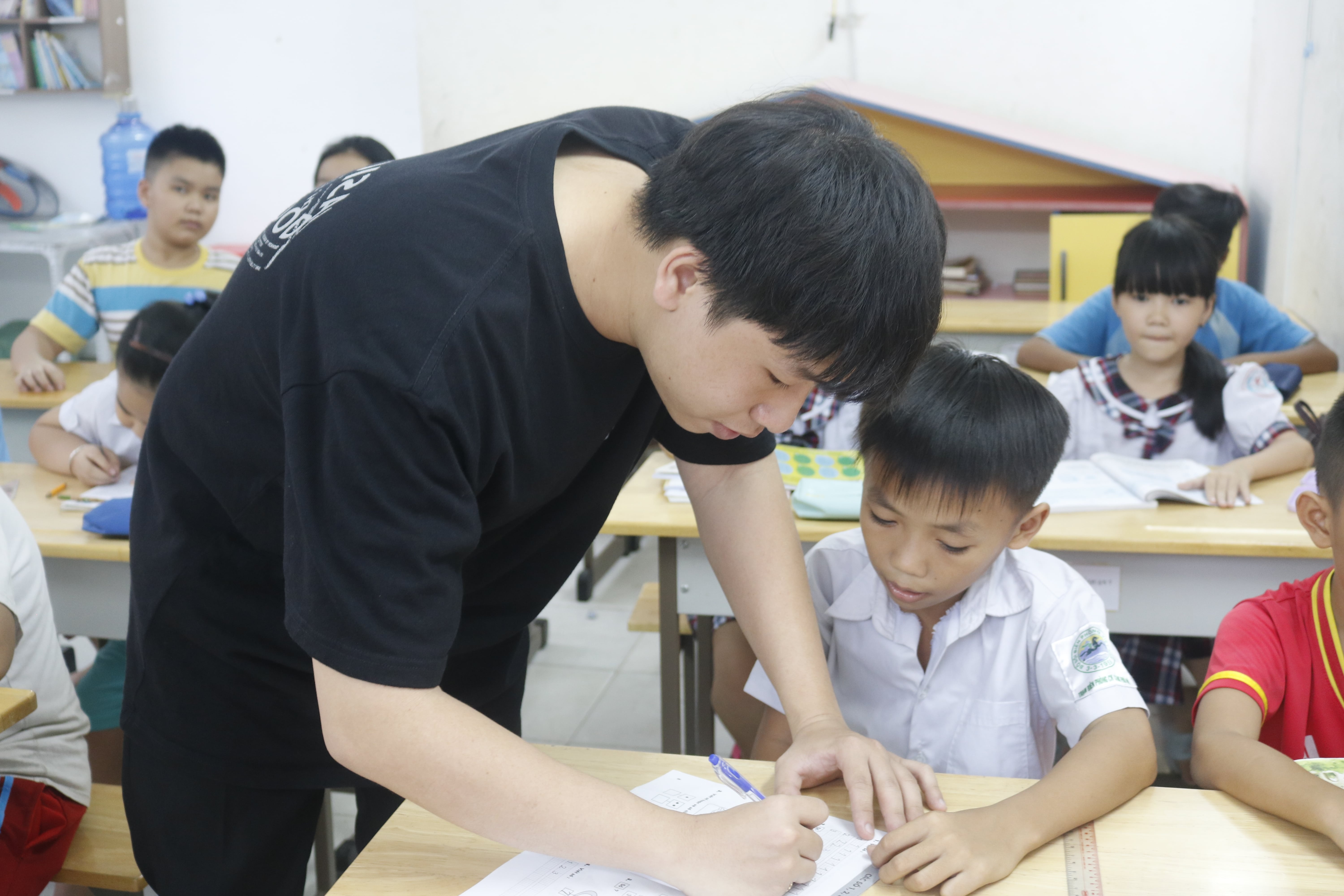 Lop hoc tinh thuong cua thay giao 9X anh 3