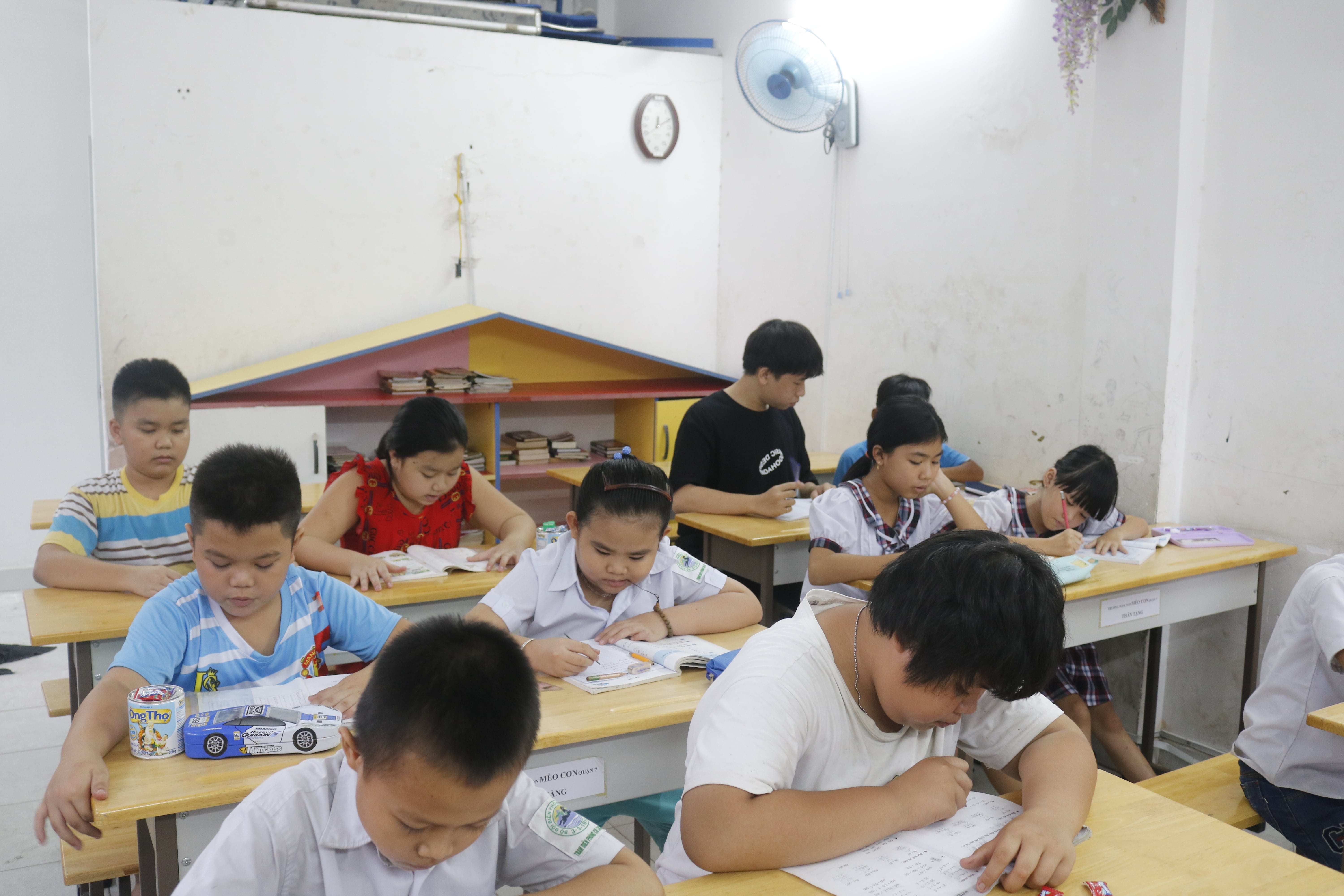 Lop hoc tinh thuong cua thay giao 9X anh 1