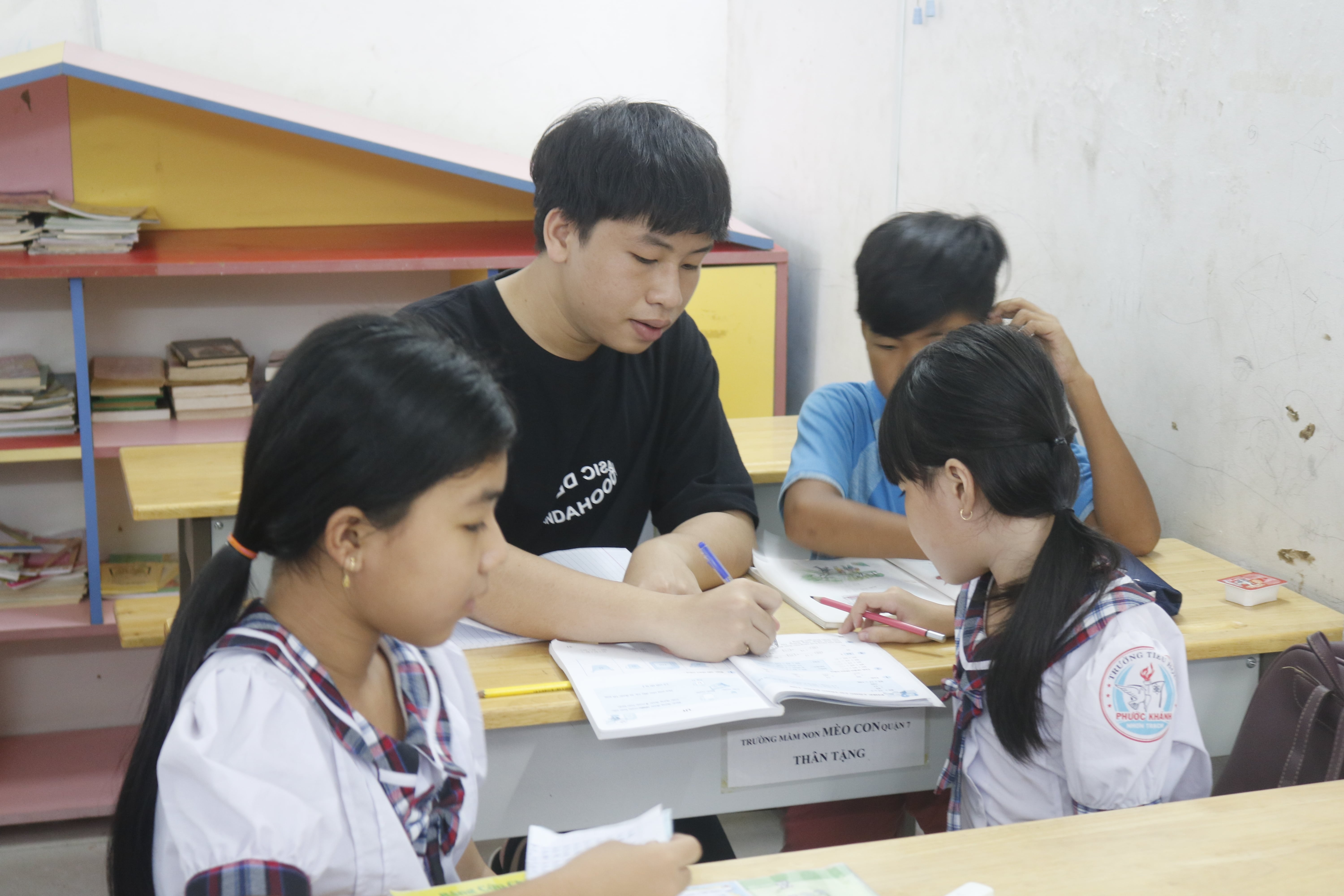 Lop hoc tinh thuong cua thay giao 9X anh 9