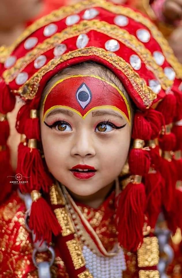 Tuoi tho khong tron ven cua cac be gai duoc chon lam nu than song anh 5