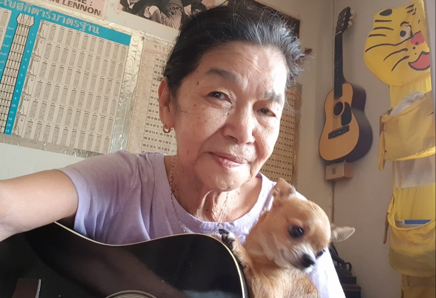 Cu ba 71 tuoi noi tieng nho om dan hat voi chu cun hinh anh