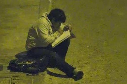 Cau be ngoi hoc bai tren le duong vi nha khong co dien hinh anh