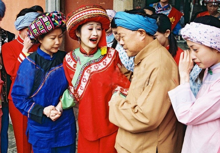 Cam tam, ep khoc va nhung phong tuc cuoi hoi ky la tren the gioi hinh anh