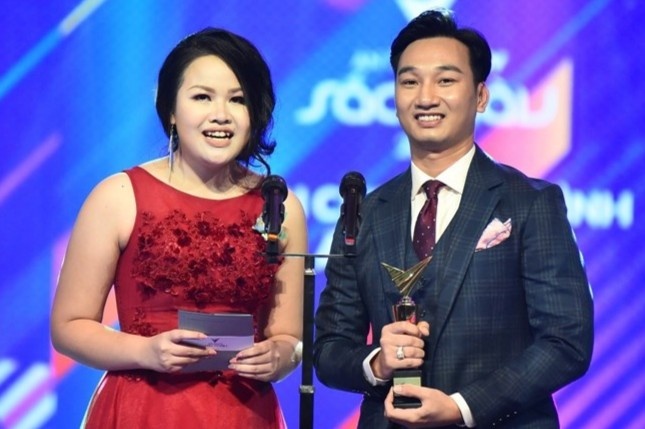 MC khiem thi dau tien cua VTV: 'Chi don gian la lam nghe nghiem tuc' hinh anh