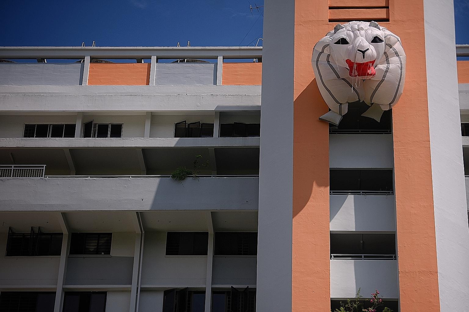 Khung long bom hoi Totoro ca duoi bay tren bau troi Singapore anh 8