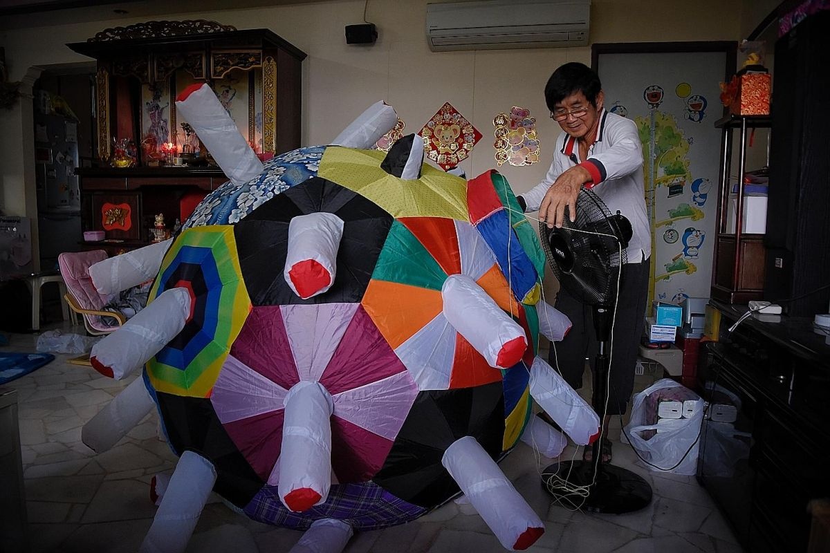 Khung long bom hoi Totoro ca duoi bay tren bau troi Singapore anh 2